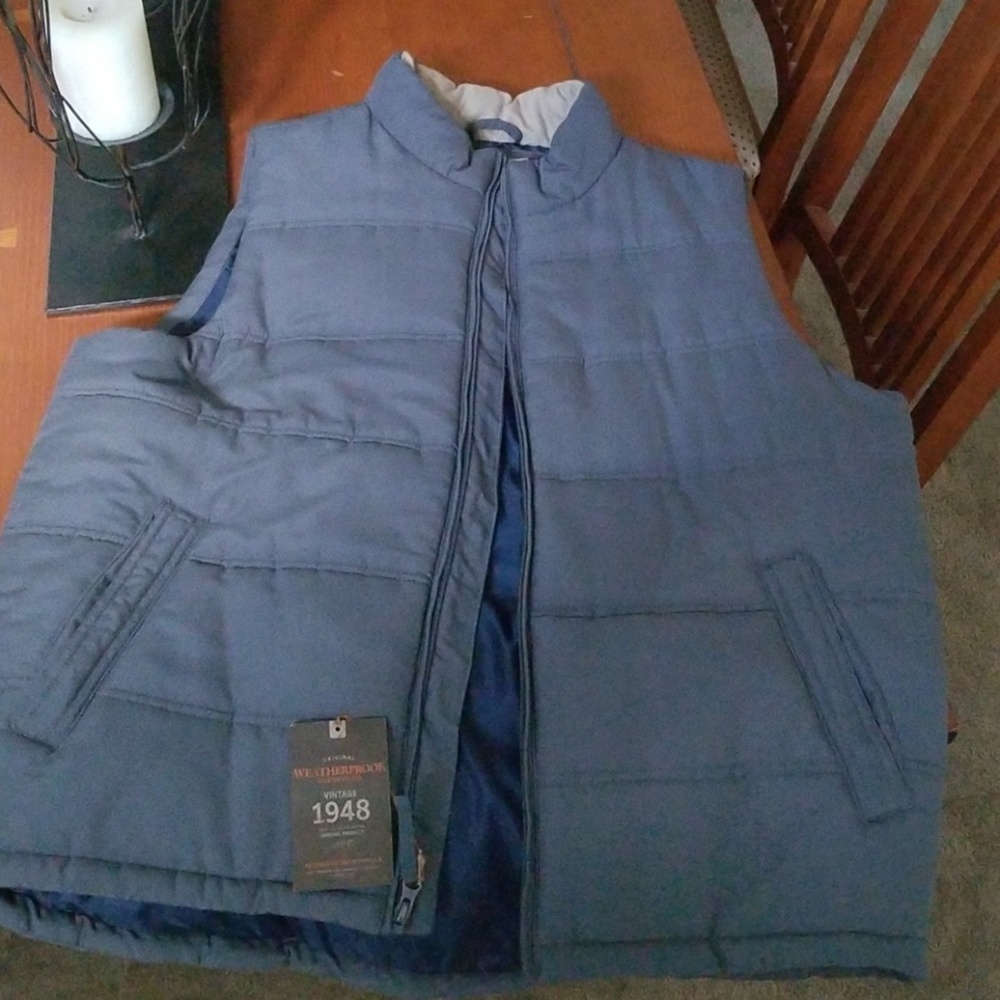Gray puffer sleeveless vest